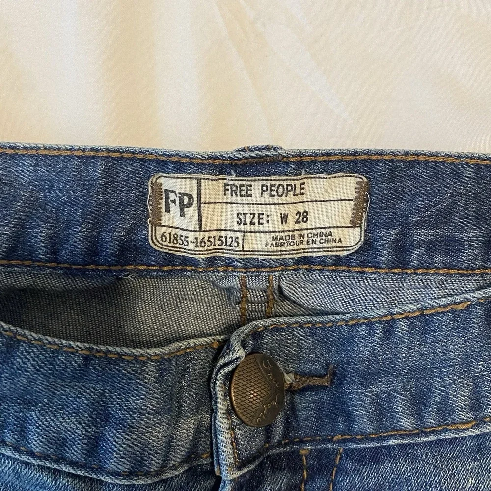 Free People Denim Jeans Women's‎ 28 Distressed Fray Raw Hem Straight Dark Wash - Picture 4 of 4